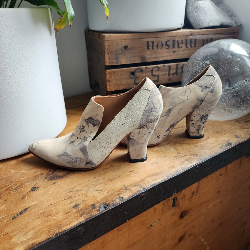 John Fluevog "Kendra" beige/Grey floral leather heels